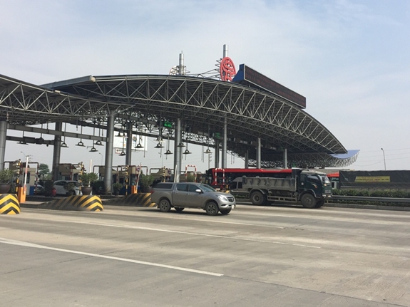 Trạm thu phí trên cao tốc Pháp Vân-Cầu Giẽ hiện đã được lắp đặt hệ thống thu phí tự động không dừng.